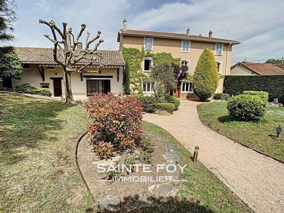 2025686 image1 - Sainte Foy Immobilier - Ce sont des agences immobilières dans l'Ouest Lyonnais spécialisées dans la location de maison ou d'appartement et la vente de propriété de prestige.