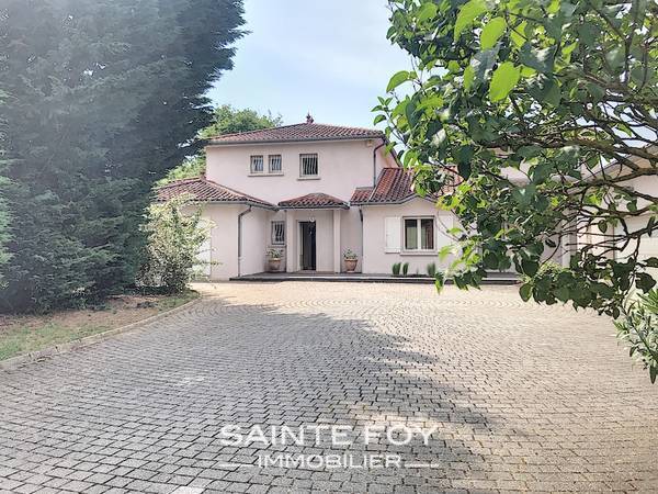 2019871 image8 - Sainte Foy Immobilier - Ce sont des agences immobilières dans l'Ouest Lyonnais spécialisées dans la location de maison ou d'appartement et la vente de propriété de prestige.