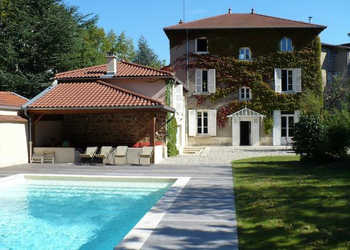 7700 image1 - Sainte Foy Immobilier - Ce sont des agences immobilières dans l'Ouest Lyonnais spécialisées dans la location de maison ou d'appartement et la vente de propriété de prestige.