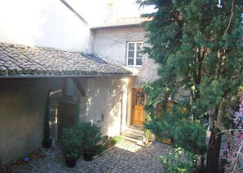 2021359 image1 - Sainte Foy Immobilier - Ce sont des agences immobilières dans l'Ouest Lyonnais spécialisées dans la location de maison ou d'appartement et la vente de propriété de prestige.