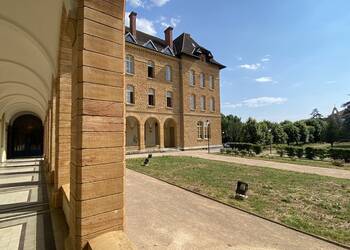 2023804 image1 - Sainte Foy Immobilier - Ce sont des agences immobilières dans l'Ouest Lyonnais spécialisées dans la location de maison ou d'appartement et la vente de propriété de prestige.