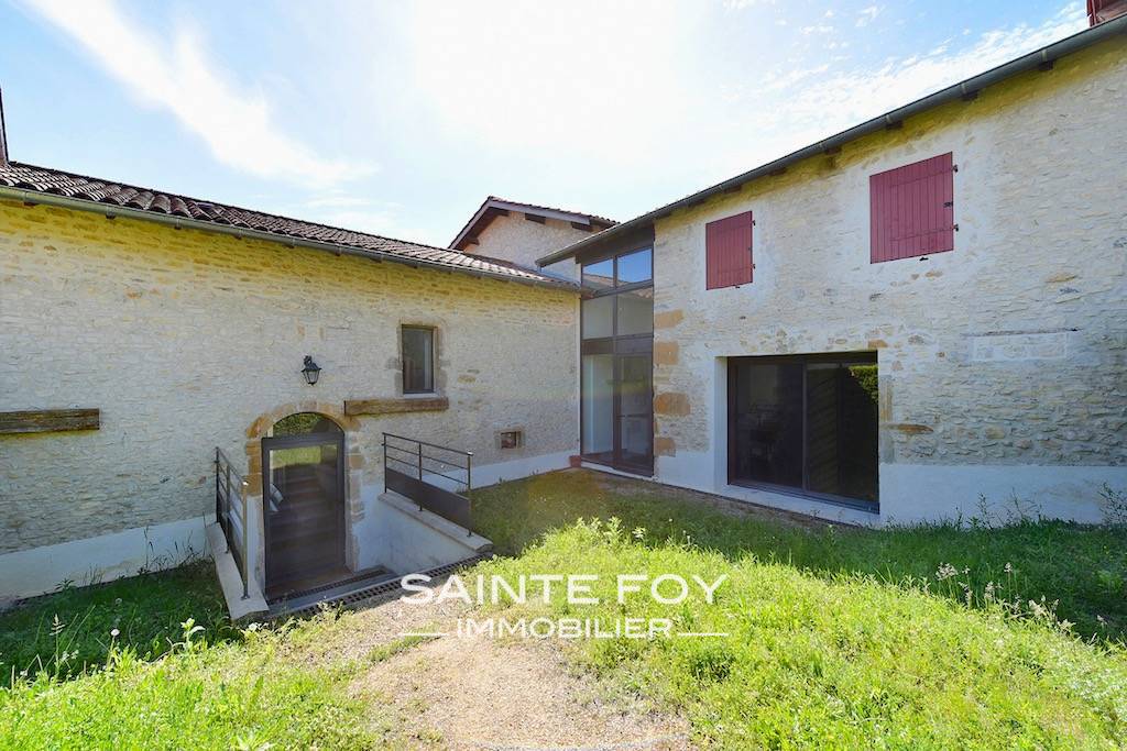 17490 image1 - Sainte Foy Immobilier - Ce sont des agences immobilières dans l'Ouest Lyonnais spécialisées dans la location de maison ou d'appartement et la vente de propriété de prestige.
