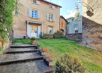 1761362 image1 - Sainte Foy Immobilier - Ce sont des agences immobilières dans l'Ouest Lyonnais spécialisées dans la location de maison ou d'appartement et la vente de propriété de prestige.