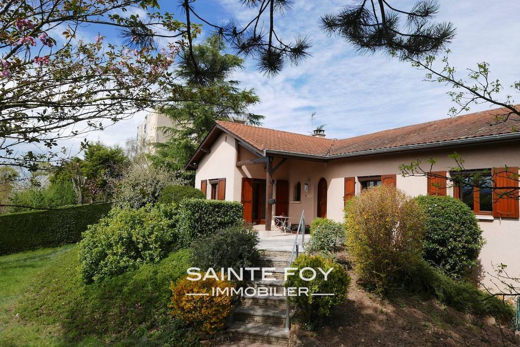 13152 image1 - Sainte Foy Immobilier - Ce sont des agences immobilières dans l'Ouest Lyonnais spécialisées dans la location de maison ou d'appartement et la vente de propriété de prestige.