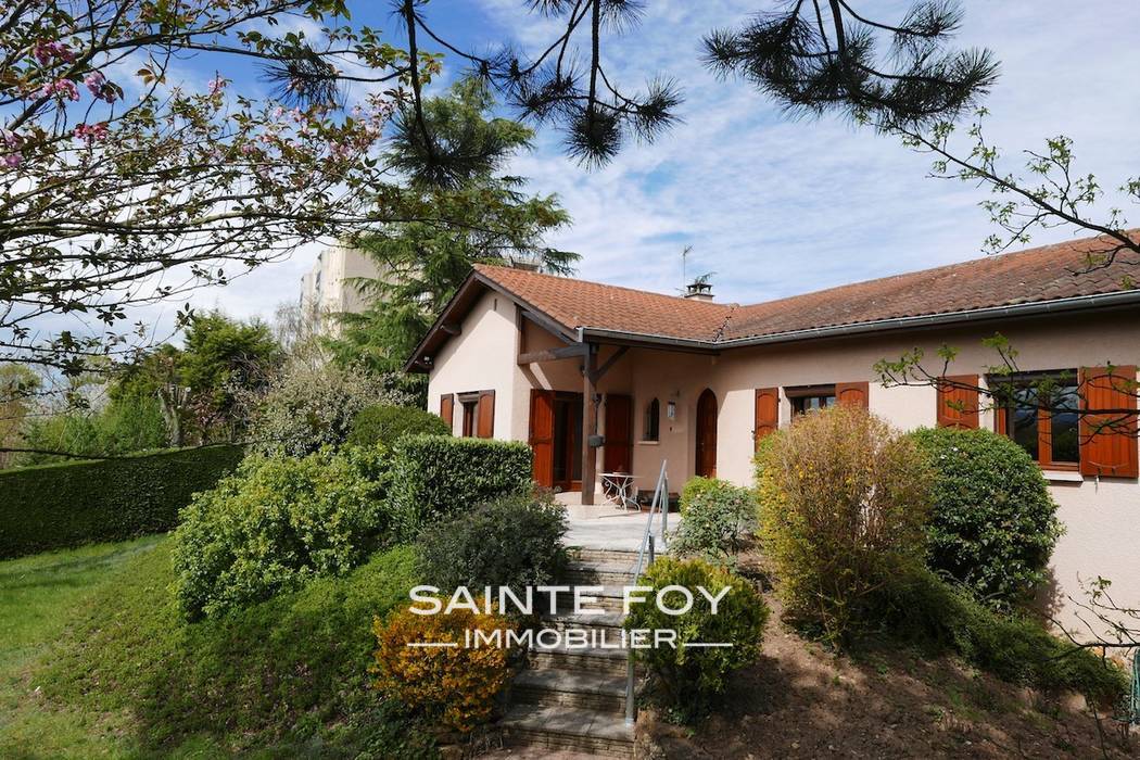 13152 image1 - Sainte Foy Immobilier - Ce sont des agences immobilières dans l'Ouest Lyonnais spécialisées dans la location de maison ou d'appartement et la vente de propriété de prestige.