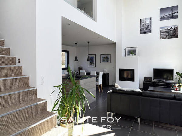 12135 image2 - Sainte Foy Immobilier - Ce sont des agences immobilières dans l'Ouest Lyonnais spécialisées dans la location de maison ou d'appartement et la vente de propriété de prestige.