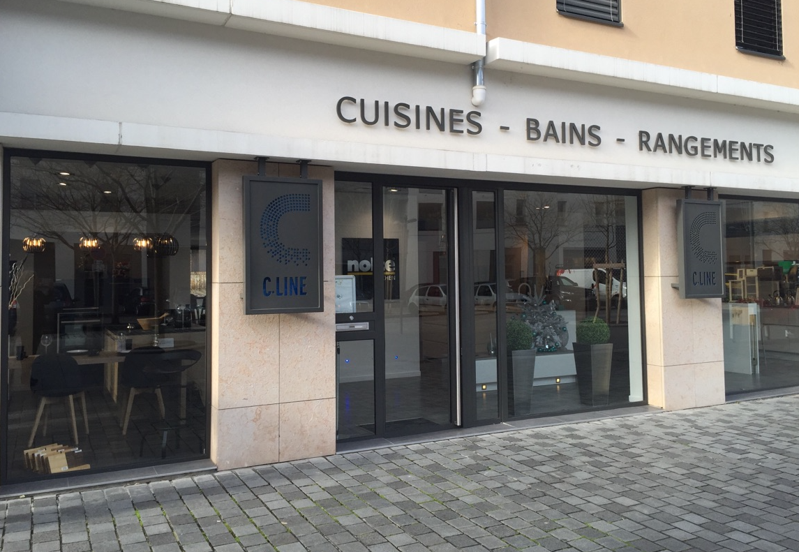 C Line cuisine bains rangement showroom à Tassin