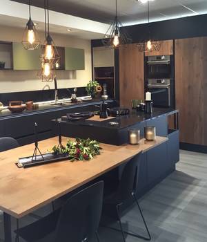 Cline tassin cuisine noire et bois - Sainte Foy Immobilier - Ce sont des agences immobilières dans l'Ouest Lyonnais spécialisées dans la location de maison ou d'appartement et la vente de propriété de prestige.