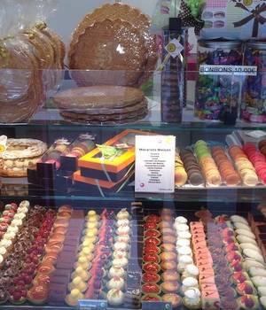 Patisserie febre vitrine - Sainte Foy Immobilier - Ce sont des agences immobilières dans l'Ouest Lyonnais spécialisées dans la location de maison ou d'appartement et la vente de propriété de prestige.